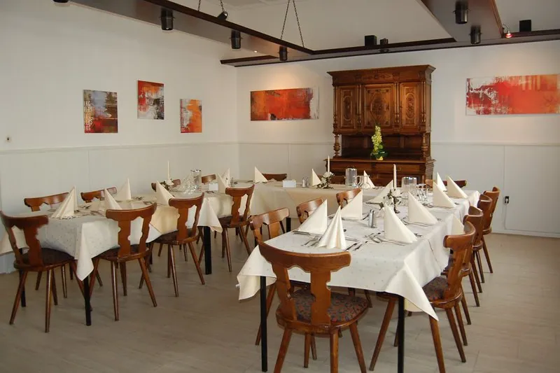 Lange, weiß eingedeckte Tafel für eine große Gesellschaft