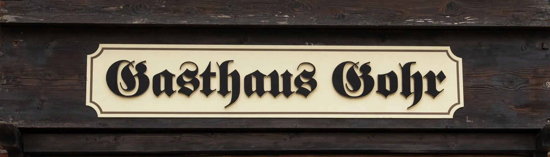 Das Wirtshausschild an der Fassade: Gasthaus Gohr in goldener Fraktur